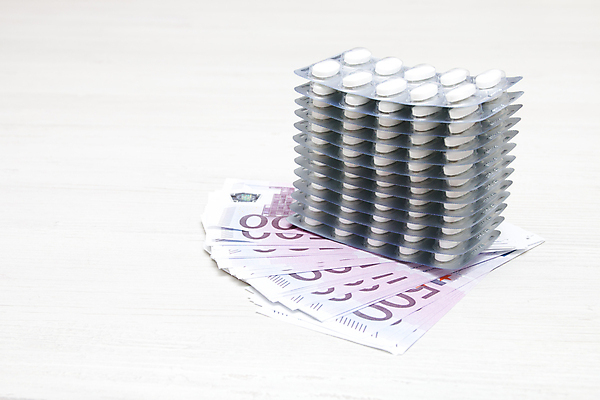 포토 JPG 해외이미지 종이 컨셉 지폐 돈 비즈니스 건강 사람없음 치료 금융 경제 알약 약 건강관리 달러 쪽지 유로 구매 질병 가격 약국 심볼 무역 결제 처방 테라피 조제 계산서 보충 돌봄 마약 매각 복용 비용 해외포토 산업 의학 모션 관리 쇼핑 뷰티 재산 만들기 파일형식 이미지허브