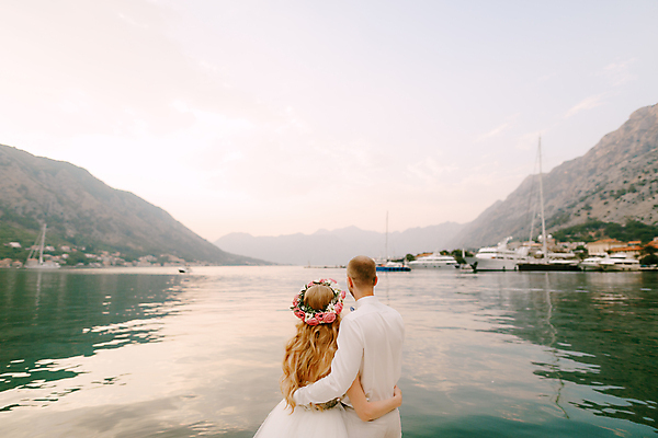포토 JPG 해외이미지 주간 커플 여자 남자 호수 허리손 결혼 하늘 상반신 성인 야외 두명 뒷모습 다정 신랑신부 성인만 해외포토 자연요소 신부_웨딩 뷰포인트 포즈 신랑 컨셉 관계 사람 이벤트 파일형식 이미지허브