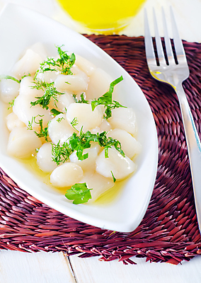 포토 JPG 해외이미지 접시 포크 실내 사람없음 해물요리 해산물 흰배경 가리비 조개요리 테이블매트 해외포토 식기 음식 백그라운드 조개 내부 식탁보 흰색 파일형식 이미지허브