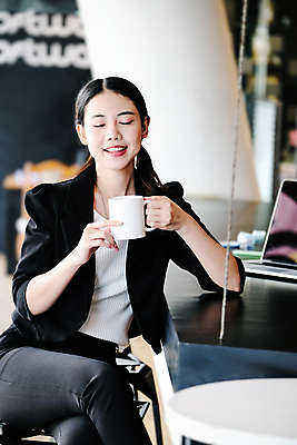 포토 JPG 해외이미지 여자 휴식 실내 한명 미소 들기 앉기 동양인 상반신 20대 성인 앞모습 30대 눈감음 머그컵 다리꼬기 비즈니스우먼 커피잔 성인여자한명만 해외포토 1 커피 뷰포인트 컨셉 비즈니스 모션 잔 표정 사람 인종 청년 내부 컵 장년 직장인 여자한명만 성인여자만 파일형식 이미지허브