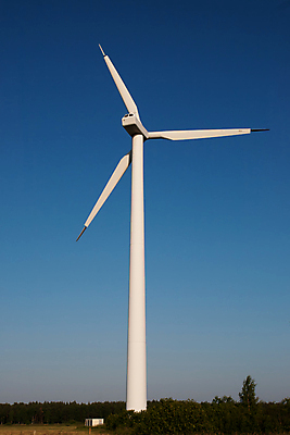 포토 JPG 해외이미지 산업 날개 자연 하늘 바람 사람없음 파란색 환경 탑 금속 힘 재활용 풍차 발전기 에너지 그린에너지 역 싱글 프로펠러 회전 세대 해외포토 자연요소 건축물 컬러 교통시설 재질 날씨 발전소 친환경 생태계 파일형식 이미지허브