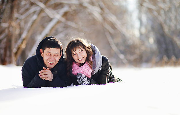 포토 JPG 해외이미지 백인 라이프스타일 커플 공원 여자 남자 행복 겨울 가족 관계 자연 휴가 함께함 사랑 미소 웃음 사람 동양인 야외 두명 우정 기쁨 낭만 추위 숲 다인종 해외포토 서양인 계절 공공시설 감정 컨셉 표정 인종 생활 친구 생태계 파일형식 이미지허브