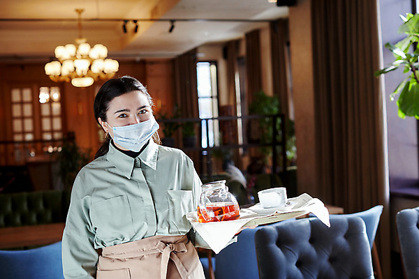 포토 JPG 해외이미지 직업 응시 여자 행복 음료 유니폼 노동자 서브 쟁반 실내 가면 한명 서기 미소 가로 식당 앞치마 카페 기쁨 신선 업무 수비 차 맛 보호 찻주전자 웨이트리스 종업원 직원 서비스 긍정 아로마 질서 따뜻한음료 블러 서버 맛있는 해외포토 1 시선 옷 감정 컨셉 모션 주전자 표정 사람 내부 상점 예절 작업 파일형식 이미지허브