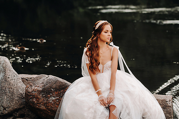 포토 JPG 해외이미지 주간 응시 여자 신부 웨딩드레스 결혼 한명 앉기 상반신 성인 야외 앞모습 강가 성인여자한명만 웨딩촬영 해외포토 자연요소 1 시선 드레스 뷰포인트 모션 사람 이벤트 강 기념사진 여자한명만 성인여자만 파일형식 이미지허브