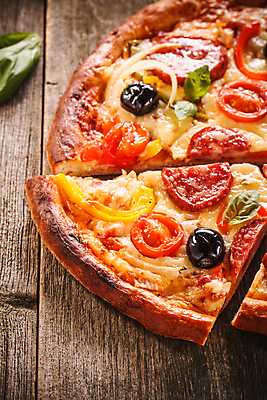 포토 JPG 해외이미지 피망 피자 패스트푸드 실내 사람없음 슬라이스 피자조각 나무배경 해외포토 조각 백그라운드 채소 서양음식 내부 인스턴트 파일형식 이미지허브