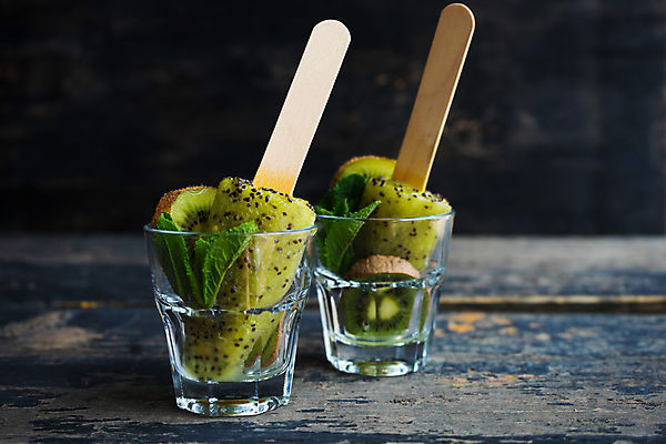 포토 JPG 해외이미지 아이스크림 잔 실내 키위 사람없음 민트 담기 과일아이스크림 막대아이스크림 나무배경 해외포토 식기 백그라운드 과일 모션 디저트 내부 허브 파일형식 이미지허브