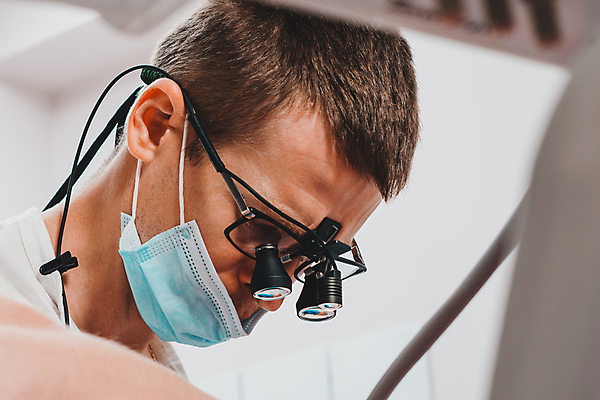 포토 JPG 해외이미지 안경 얼굴 장갑 건강 치과 병원 현미경 가면 한명 치료 사무실 약 쌍안경 시험 의사 도구 수술 변화 치아 보호 질병 확인 치과의사 예방 닦기 외과 발견 돌봄 치아교정 카피스페이스 해외포토 1 잡화 교육 컨셉 비즈니스 의학 모션 실험기구 사람 신체부위 공백 망원경 의료진 소화기관 교정 파일형식 이미지허브