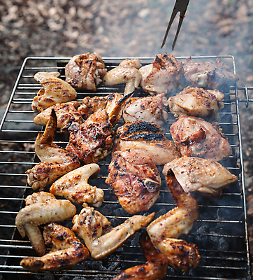 포토 JPG 해외이미지 주간 포크 사람없음 야외 아웃포커스 치킨 연기 그릴 바비큐 굽기 바베큐치킨 해외포토 자연요소 식기 음식 주방용품 촬영기법 구이 닭고기요리 파일형식 이미지허브