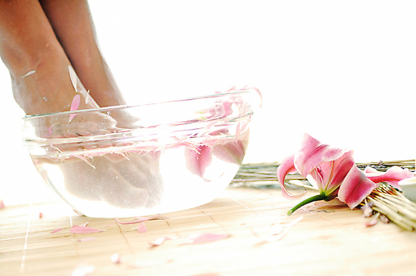 포토 JPG 해외이미지 웰빙 꽃 잎 꽃무늬 신체 발 휴식 건강 사람없음 치료 물 수건 뷰티 상점 스파 목욕 기쁨 낭만 벚꽃 신선 마사지 못 사발 고급 빨래 손톱관리 피부 피부관리 데이지 아로마 부드러움 향 발가락 아로마테라피 테라피 돌봄 바디케어 양발 위생관리 페디큐어 해외포토 자연요소 식물 감정 컨셉 가사 무늬 의학 모션 관리 신체부위 위생용품 청결 공구 감각 사기그릇 네일아트 파일형식 이미지허브