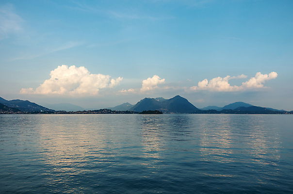 포토 JPG 해외이미지 유럽 종교 호수 섬 여행 건축양식 자연 하늘 휴가 산 파노라마 사람없음 초록색 물 파란색 맑음 이탈리아 낭만 도시 보트 숲 지중해 스위스 알프스 타운 남쪽 산기슭 해외포토 자연요소 건축 나라 바다 컬러 컨셉 배_교통 날씨 촬영기법 방향 생태계 파일형식 이미지허브