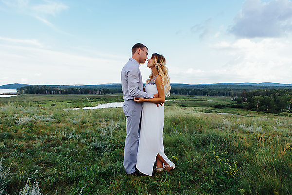포토 JPG 해외이미지 백인 라이프스타일 커플 여자 남자 행복 백그라운드 밭 가족 관계 포옹 자연 엄마 남편 함께함 건강 사랑 사람 성인 야외 두명 초록색 부모 뷰티 일몰 임산부 임신 기쁨 낭만 아기 잡기 아내 아빠 해외포토 서양인 감정 컬러 컨셉 농업 안기 모션 생활 노을 생태계 파일형식 이미지허브
