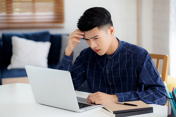 포토 JPG 해외이미지 남자 감정 아시아 거실 인터넷 비즈니스 탁자 노동자 스트레스 실내 건강 피곤 한명 사람 앉기 동양인 노트북 컴퓨터 사무실 공책 방 고통 슬픔 표현 작업 비즈니스맨 네트워크 좌절 책상 고민 두통 업무과다 문제 온라인 마감 트러블 프리랜서 해외포토 직업 1 나라 가구 컨셉 모션 문구용품 인종 내부 전자제품 업무 직장인 질병 파일형식 이미지허브