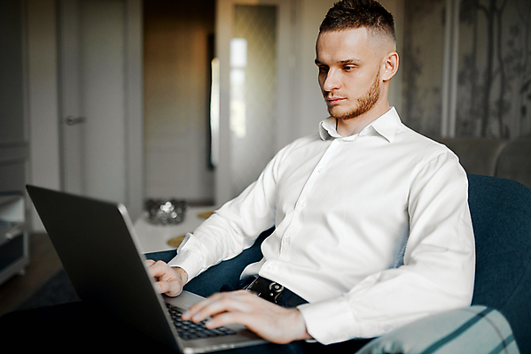 포토 JPG 해외이미지 백인 학생 라이프스타일 응시 남자 행복 인터넷 비즈니스 통신 청소년 탁자 아파트 주택 실내 한명 미소 사람 앉기 동양인 20대 성인 30대 노트북 컴퓨터 사무실 공책 방 타이핑 업무 비즈니스맨 서핑 연결 무선전화기 온라인 프리랜서 해외포토 서양인 직업 1 시선 감정 가구 모션 문구용품 표정 인종 청년 내부 건물 생활 장년 전자제품 수상스포츠 작업 직장인 전화기 파일형식 이미지허브