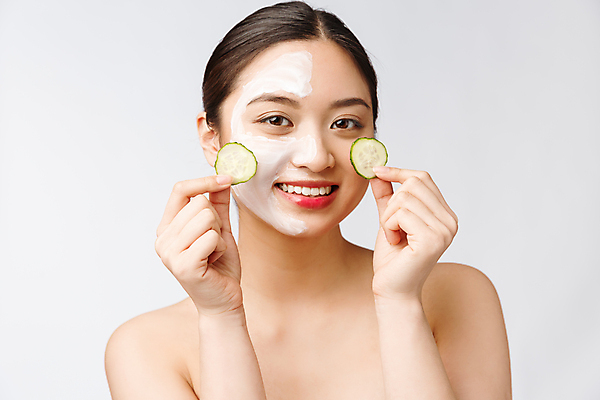 포토 JPG 해외이미지 응시 여자 오이 실내 한명 미소 들기 동양인 상반신 성인 앞모습 뷰티 피부관리 흰배경 성인여자한명만 해외포토 1 시선 뷰포인트 백그라운드 채소 모션 표정 사람 인종 내부 흰색 여자한명만 성인여자만 파일형식 이미지허브