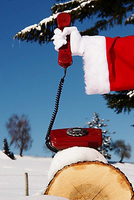 포토 JPG 해외이미지 나무 전통 계절 행복 선 크리스마스 겨울 비즈니스 통신 자연 하늘 휴가 산 기념 선물 사람 풍경 사람없음 야외 빨간색 파란색 스마트폰 산타클로스 놀람 추위 흰색 축하 아빠 성자 코드 숲 연결 12월 전화기 서비스 상담 부름 다이얼 전나무 노엘 클라우스 해외포토 식물 기념일 감정 종교 컬러 컨셉 가족 모션 표정 핸드폰 스마트기기 날짜 생태계 파일형식 이미지허브