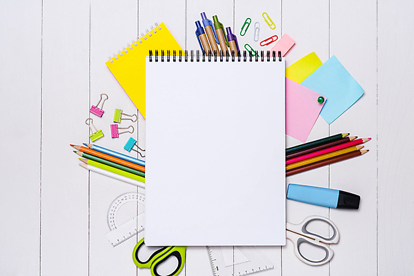 포토 JPG 해외이미지 색연필 실내 자 사람없음 하이앵글 펜 압정 스케치북 포스트잇 흰배경 클립 삼각자 각도기 서류집게 플래너 카피스페이스 해외포토 뷰포인트 백그라운드 문구용품 학용품 집게 내부 필기구 사무용품 공백 흰색 메모지 파일형식 이미지허브