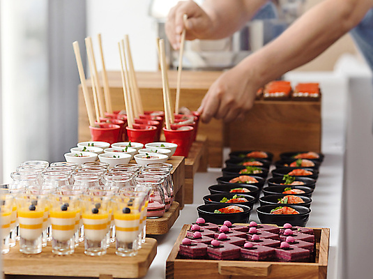 포토 JPG 해외이미지 남자 한명 들기 성인 장식 잡기 조각케이크 블루베리 일렬 뷔페 성인남자한명만 해외포토 1 과일 모션 사람 케이크 남자한명만 성인남자만 파일형식 이미지허브