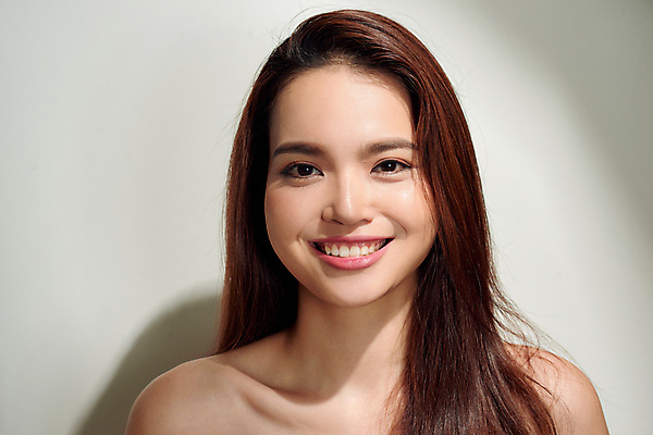 포토 JPG 해외이미지 응시 여자 회색배경 실내 한명 상반신 성인 앞모습 뷰티 성인여자한명만 해외포토 1 시선 뷰포인트 백그라운드 사람 내부 회색 여자한명만 성인여자만 파일형식 이미지허브