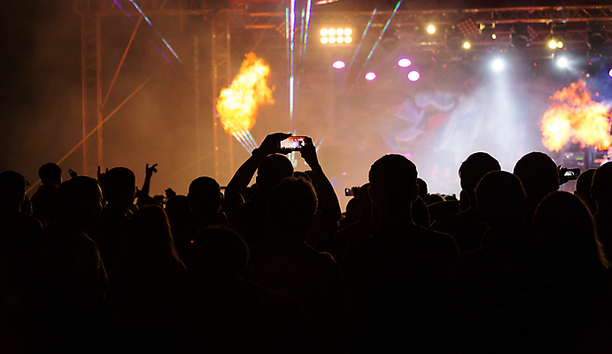 포토 JPG 해외이미지 실루엣 음악 불 여러명 뒷모습 빛 축제 주황색 콘서트 군중 스포트라이트 해외포토 자연요소 뷰포인트 컬러 다수 문화예술 촬영기법 사람 공연 파일형식 이미지허브