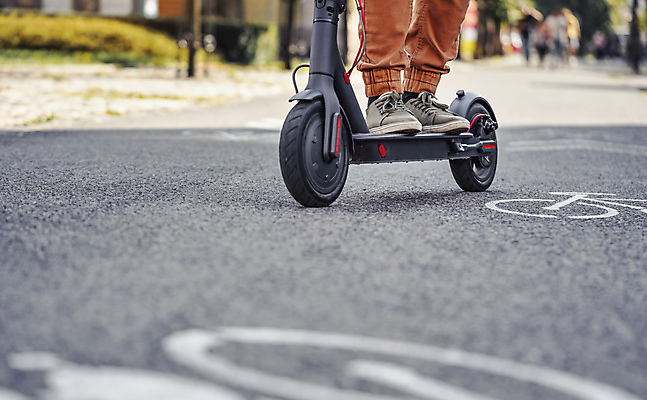 포토 JPG 해외이미지 라이프스타일 남자 도로 길 여행 운동화 바지 교통시설 거리 사람 사람없음 야외 맑음 스쿠터 도시 바퀴 닫기 승차 묘사 에코 라이더 힙스터 해외포토 패션 교통 신발 모션 하의 날씨 생활 환경 오토바이 시설 파일형식 이미지허브