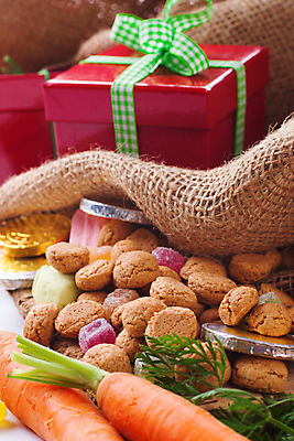 포토 JPG 해외이미지 전통 계절 문화 음식 백그라운드 겨울 텍스트 휴가 사탕 선물 사람없음 산타클로스 갈색 쿠키 초콜릿 축제 놀람 당근 견과류 흰색 축하 성자 12월 굽기 삼베 네덜란드 캔버스 자루 패키지 생강 고립 정물화 카피스페이스 해외포토 감정 유럽 종교 컬러 컨셉 크리스마스 채소 디저트 뿌리채소 표정 공백 날짜 구이 그림 파일형식 천_직물 이미지허브