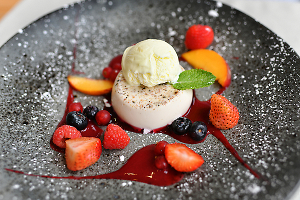 포토 JPG 해외이미지 전통 접시 계절 열매 음식 잎 과일 딸기 디저트 건강 관리 요리 사람없음 장식 빨간색 초록색 검은색 이탈리아 우유 흰색 신선 달콤 맛 먹기 민트 허브 크림 블루베리 산딸기 부드러움 젤리 푸딩 해외포토 식물 식기 유럽 컬러 컨셉 모션 유제품 감각 파일형식 이미지허브