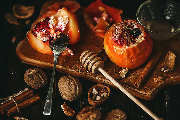 포토 JPG 해외이미지 접시 음식 백그라운드 크리스마스 겨울 과일 휴가 디저트 건강 사람없음 빨간색 식사 견과류 막대기 달콤 사과 굽기 꿀 폭식 섞기 시나몬 핸드메이드 그래놀라 맛있는 해외포토 식기 계절 기념일 컬러 맛 구이 파일형식 이미지허브