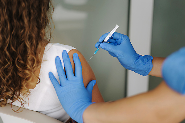 포토 JPG 해외이미지 손 건강 병원 주사기 가면 한명 사람 치료 약 건강관리 환자 간호사 의사 바이러스 보호 질병 예방 슛 주사약 팔 돌봄 면역력 백신 예방접종 예방주사 인플루엔자 전염병 해외포토 1 컨셉 의학 의료기기 모션 관리 신체부위 의료진 접종 파일형식 이미지허브