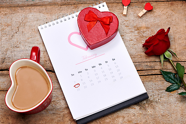 포토 JPG 해외이미지 실내 발렌타인데이 사람없음 선물상자 장미 머그컵 하트 코코아 하트상자 나무집게 탁상달력 나무배경 해외포토 모양 꽃 음료 백그라운드 데이이벤트 집게 선물 내부 목재 컵 상자 달력 파일형식 이미지허브