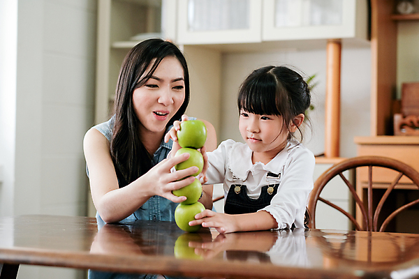 포토 JPG 해외이미지 라이프스타일 딸 행복 어린이 음식 2 가족 탁자 엄마 휴가 주택 함께함 실내 건강 사랑 미소 사람 동양인 두명 빛 주방 식사 저녁식사 앞치마 빵집 샐러드 표현 붓기 아침식사 먹기 계산대 핸드메이드 해외포토 감정 가구 컨셉 관계 모션 표정 인종 내부 건물 생활 상점 파일형식 이미지허브
