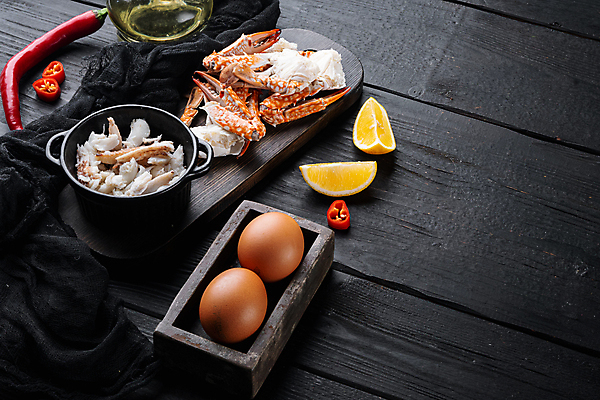 포토 JPG 해외이미지 고추 검은배경 실내 사람없음 계란 해물요리 나무상자 천 레몬 해산물 게살 나무도마 오일병 카피스페이스 해외포토 음식 백그라운드 채소 과일 도마 내부 목재 상자 알 검은색 공백 직물 파일형식 이미지허브