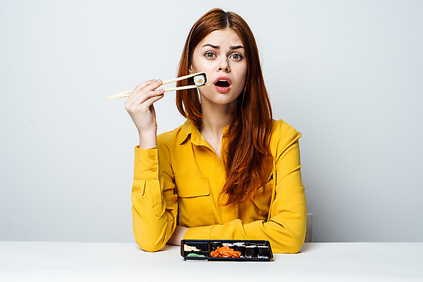 포토 JPG 해외이미지 백인 여자 실내 한명 미소 들기 상반신 성인 사람없음 식사 먹기 흰배경 나무젓가락 롤스시 성인여자한명만 해외포토 서양인 1 백그라운드 젓가락 모션 표정 사람 내부 초밥 흰색 일본음식 여자한명만 성인여자만 파일형식 이미지허브