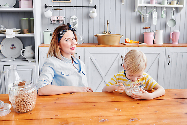 포토 JPG 해외이미지 백인 라이프스타일 응시 남자 행복 아들 음료 어린이 2 가족 탁자 엄마 아침 주택 함께함 실내 건강 사랑 미소 앉기 소년 성인 내부 두명 주방 식사 우유 흰색 붓기 아침식사 자르기 시리얼 먹기 점심식사 해외포토 주간 서양인 시선 감정 음식 컬러 가구 컨셉 관계 모션 유제품 표정 사람 건물 생활 파일형식 이미지허브