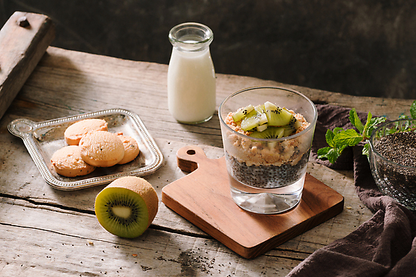 포토 JPG 해외이미지 접시 검은배경 잔 실내 키위 사람없음 쿠키 우유 민트 유리그릇 다이어트음식 과일조각 나무도마 나무받침 뮤즐리 슈퍼푸드 그래놀라 치아시드 해외포토 그릇 식기 음식 조각 백그라운드 다이어트 과일 유리 디저트 유제품 도마 씨앗 내부 목재 검은색 허브 받침대 건강식품 파일형식 이미지허브