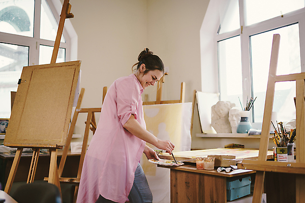 포토 JPG 해외이미지 백인 여자 실내 한명 미소 들기 상반신 성인 옆모습 팔레트 즐거움 예술가 성인여자한명만 해외포토 서양인 1 감정 뷰포인트 모션 표정 사람 내부 여자한명만 성인여자만 파일형식 이미지허브