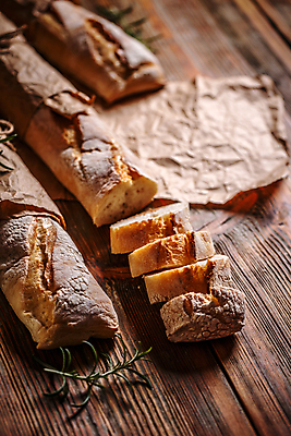 포토 JPG 해외이미지 종이 빵 사람없음 바게트 슬라이스 곡물빵 나무배경 해외포토 음식 백그라운드 파일형식 이미지허브