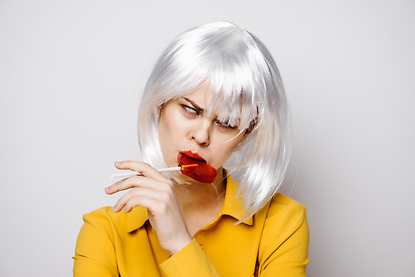 포토 JPG 해외이미지 여자 막대사탕 한명 들기 상반신 성인 앞모습 하트 은색 물기 먹기 가발 성인여자한명만 힙스터 해외포토 모양 1 패션 뷰포인트 컬러 모션 사탕 사람 여자한명만 성인여자만 파일형식 이미지허브