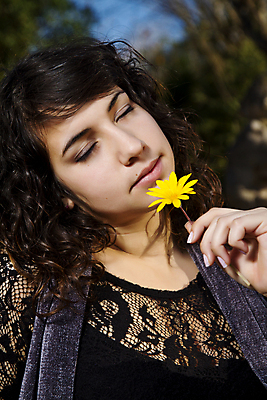 포토 JPG 해외이미지 계절 공원 여자 꽃 행복 얼굴 한명 미소 청춘 뷰티 노란색 목도리 가을 잡기 도시 닫기 냄새 해외포토 식물 1 잡화 공공시설 감정 컬러 컨셉 모션 표정 사람 신체부위 파일형식 이미지허브