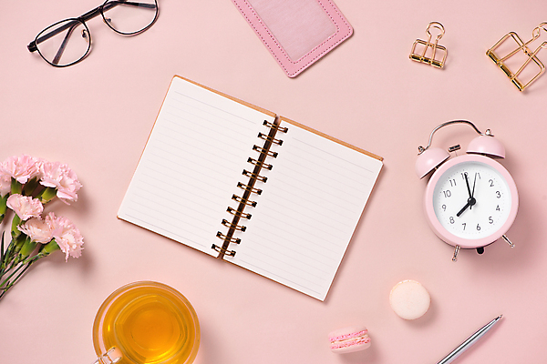 포토 JPG 해외이미지 꽃 안경 실내 사람없음 하이앵글 펜 다이어리 자명종 찻잔 마카롱 서류집게 플래너 카드지갑 카피스페이스 분홍색배경 해외포토 식물 잡화 뷰포인트 시계 분홍색 백그라운드 디저트 잔 집게 내부 필기구 사무용품 공백 알람 지갑 파일형식 이미지허브