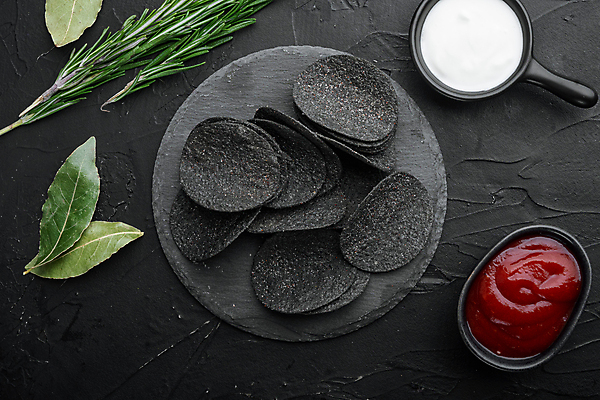 포토 JPG 해외이미지 검은배경 실내 사람없음 하이앵글 검은색 케첩 감자칩 돌판 월계수 해외포토 뷰포인트 컬러 백그라운드 내부 과자 돌_바위 소스_음식 칩_음식 파일형식 이미지허브