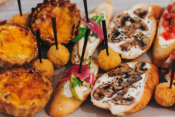 포토 JPG 해외이미지 식기 접시 산업 음식 빵 결혼 비즈니스 유리 탁자 휴가 서브 건강 종류 육류 요리 이벤트 사람없음 장식 파티 요식업 식당 식사 저녁식사 샐러드 식탁보 흰색 축하 신선 고명 고급 우아함 배열 먹기 해산물 서비스 준비 점심식사 뷔페 식욕 맛있는 해외포토 컬러 가구 컨셉 식재료 모션 재질 상점 파일형식 이미지허브