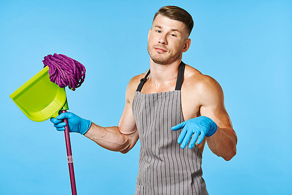 포토 JPG 해외이미지 백인 응시 남자 가사 한명 들기 상반신 성인 앞치마 청소 파란배경 근육질 고무장갑 쓰레받기 대걸레 성인남자한명만 해외포토 서양인 1 시선 장갑 백그라운드 모션 근육 사람 파란색 청소도구 몸매 고무 남자한명만 성인남자만 파일형식 이미지허브