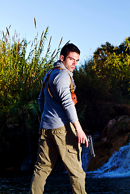 포토 JPG 해외이미지 남자 무기 포즈 한명 사람 성인 물 폭포 총 흐름 바위 잡기 위험 모험가 어깨 사냥꾼 영웅 보물 혼자 해외포토 자연요소 직업 1 컨셉 모션 자연 신체부위 돌_바위 파일형식 이미지허브