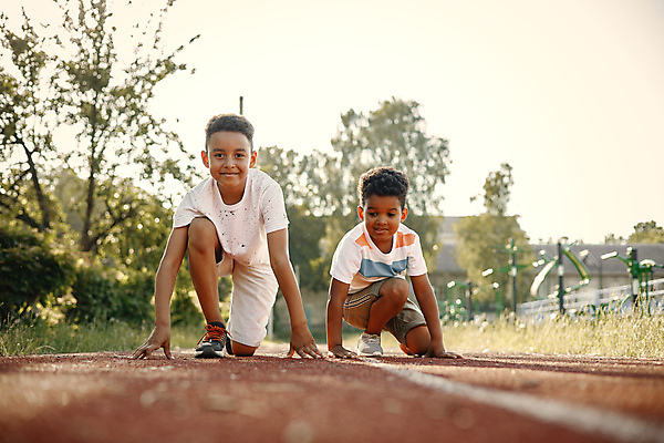 포토 JPG 해외이미지 라이프스타일 남자 어린이 스포츠 포즈 백그라운드 운동화 2 밭 운동선수 건강 사람 소년 야외 두명 달리기 경쟁 경기장 게임 놀이터 계주 속도 형제 선로 운동가 주자 해외포토 신발 컨셉 농업 스포츠시설 가족 모션 놀이 생활 육상스포츠 파일형식 이미지허브