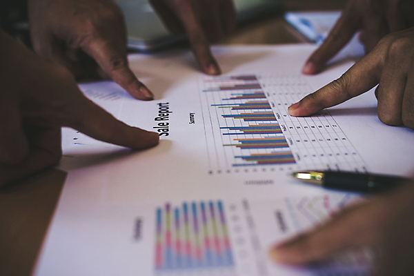 포토 JPG 해외이미지 직업 손 남자 종이 비즈니스 통계 탁자 그래프 협력 설계 직장 사람 사람없음 금융 사무실 자료 업무 그룹 결과 계획 분석 보고서 문서 해외포토 가구 컨셉 회사 신체부위 경제 작업 파일형식 이미지허브