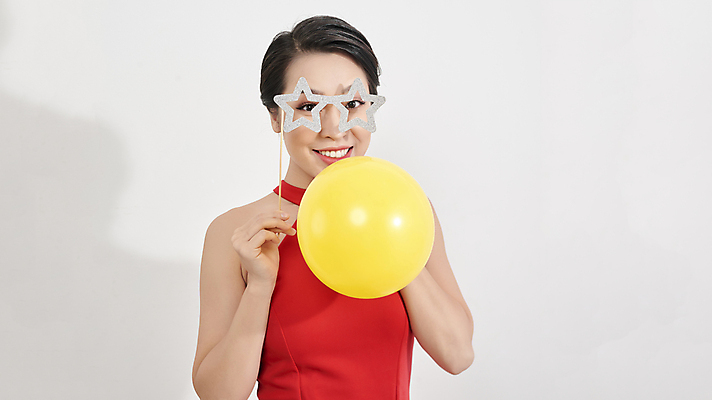 포토 JPG 해외이미지 여자 가면 한명 들기 동양인 이벤트 상반신 성인 앞모습 파티 흰배경 풍선 성인여자한명만 해외포토 1 뷰포인트 백그라운드 모션 사람 인종 흰색 여자한명만 성인여자만 파일형식 이미지허브