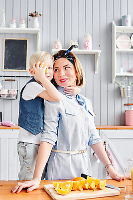 포토 JPG 해외이미지 백인 라이프스타일 응시 남자 행복 아들 음료 어린이 2 가족 탁자 엄마 아침 주택 함께함 실내 건강 사랑 미소 앉기 소년 성인 내부 두명 주방 식사 우유 흰색 붓기 아침식사 자르기 시리얼 먹기 점심식사 해외포토 주간 서양인 시선 감정 음식 컬러 가구 컨셉 관계 모션 유제품 표정 사람 건물 생활 파일형식 이미지허브