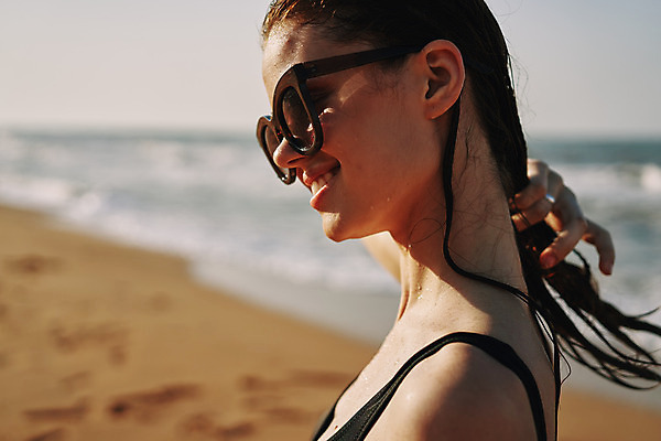 포토 JPG 해외이미지 주간 여자 여유 휴식 한명 상반신 성인 해변 야외 옆모습 아웃포커스 여름휴가 바캉스 선글라스 젖음 잡기 성인여자한명만 해외포토 자연요소 1 감정 안경 바다 뷰포인트 컨셉 모션 휴가 촬영기법 사람 여자한명만 성인여자만 파일형식 여름_계절 이미지허브