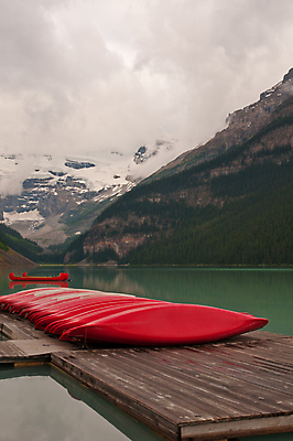 포토 JPG 해외이미지 공원 호수 캐나다 자연 하늘 산 풍경 사람없음 빨간색 물 빛 평화 조약돌 바위 보트 곤돌라 노젓기 내추럴 밴프 앨버타 웅장함 전국 줄서기 해외포토 자연요소 공공시설 컬러 컨셉 북아메리카 배_교통 모션 돌_바위 생태계 파일형식 이미지허브