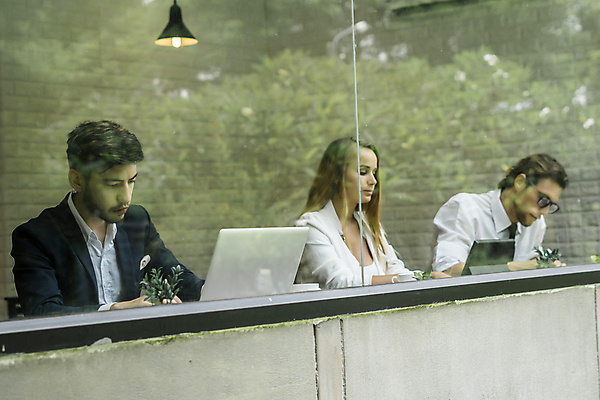 포토 JPG 해외이미지 백인 커피 컨셉 비즈니스 협력 함께함 미소 사람 동양인 세명 노트북 컴퓨터 사무실 공책 업무 동료 와이파이 프로젝트 해외포토 서양인 음료 관계 문구용품 표정 인종 전자제품 작업 무선인터넷 파일형식 이미지허브